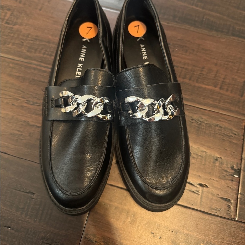 NWOT Anne Klein black preppy classic penny loafers with chain detail size 7 - Picture 8 of 9